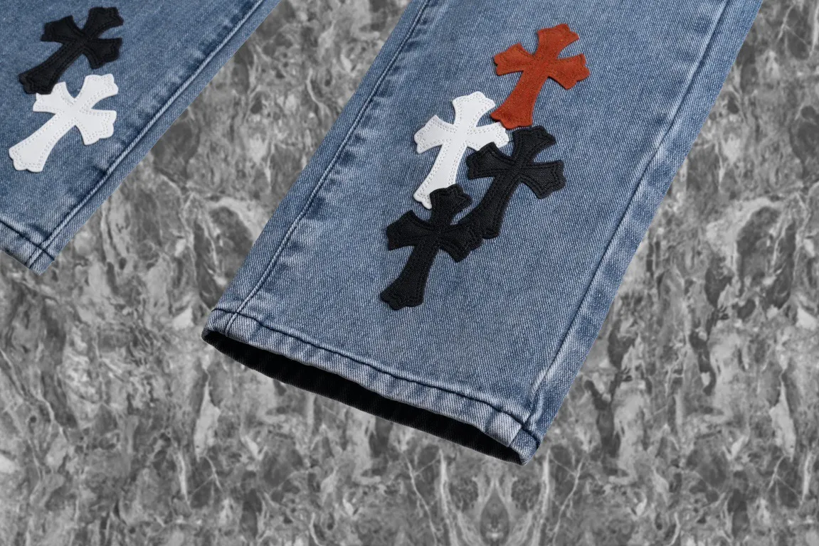P250 Chrome Hearts Chrome Hearts city-limited flame black, red and white leather jeans need to be washed after the finished product is disassembled and hand-made with sheepskin cross leather and then spliced ​​together to complete. The whole piece has too many craftsmanship to explain. The cabinet price is 16W+, the patchwork is decorated with cross flowers, and the high-waisted washed jeans! ! Absolutely high-end luxury products, 8W+ level god-level single products, super popular products, made with top heavy industry, a magic weapon that cannot be missed. About Kroxin This is an extremely luxurious fashion brand, which can also be called the aristocrats of the high street. It has always been an exclusive brand for some hipsters or the rich second generation. Compared with ordinary high streets, it is more luxurious and noble. Compared with luxury brands, it has a more fashionable personality and has always been a brand that I have a special liking for. Style number: 1849 Color: blue Size: 28 30 32 34 36 28 Waist 86 Hips 100 Length 102 30 Waist 90 Hips 104 Length 104 32 Waist 94 Hips 108 Length 106 34 Waist 98 Hips 112 Length 110 36 Waist 102 Hips 116 Pants length 112